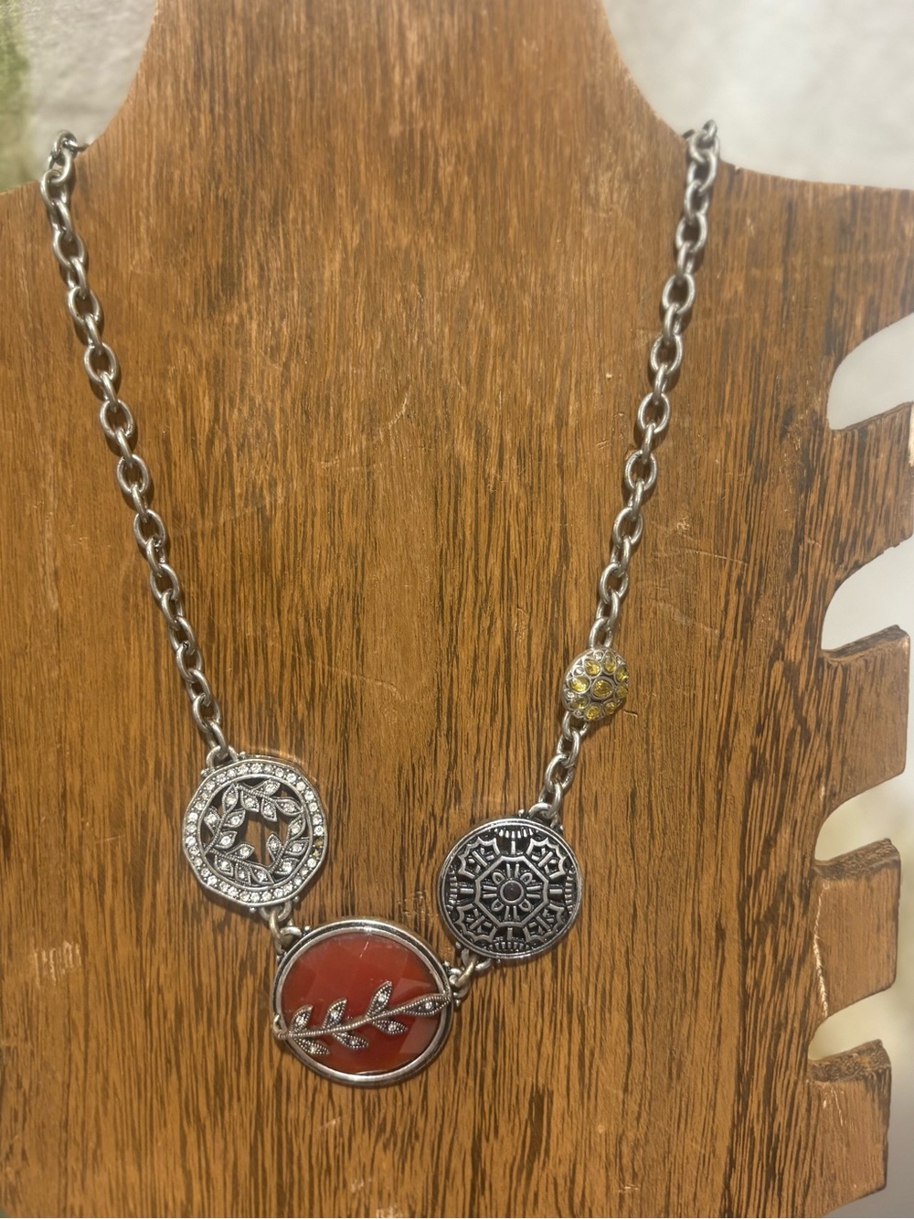 Lucky Brand Silver-Tone Red Accent Pendant Necklace -🌵